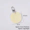 Porte-clés chips de pomme de terre en PVC simulation 1:1, dimensions 5cm x 4,9cm - Chips Ondulées-Fermoir à D