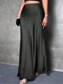 Detailansicht eines eleganten, hoch taillierten schwarzen Satin-Maxirocks mit Fischschwanz - Schwarz