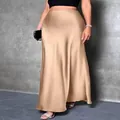 Model trägt einen eleganten Champagner-Satin-Maxirock im Fischschwanz-Design mit hoher Taille. - Lotosrosa