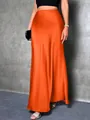 Detail eines eleganten orangefarbenen Satin-Maxirocks mit glänzender, glatter Textur - Orangerot