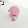 Nahaufnahme der feinen Textur dieser niedlichen rosa gewebten runden Umhängetasche für Kinder - Runde Tasche (12x6.5cm) / Wasserrosa