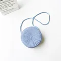 Detailansicht der blauen spiralförmigen Webstruktur einer Kinder-Strohtasche. - Runde Tasche (12x6.5cm) / Himmelblau