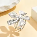 Eleganter silberner Edelstahlring in Blumenform mit verstellbarem Band und Reliefdekor - Vierblättriges Fächerförmiges Radiales Blumenmuster (J03281) / Silber