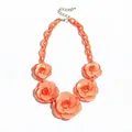 Collier bohème imposant avec fleurs de rose en acrylique orange corail pour femme - Rose Poudré