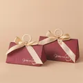 Elegante burgunderrote dreieckige Hochzeits-Süßigkeitenbox mit champagnerfarbener Schleife - Mittel (Ohne Holzring) / Neu Burgund Englisch + Champagnergold Band