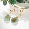 Élégantes boucles d'oreilles branche dorée avec pendentifs goutte en acrylique vert - Cyan
