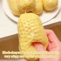 Κίτρινο παιχνίδι squishy σε σχήμα φιστικιού που πιέζεται για να δείξει την υφή του. - Στυλ Φιστίκι Τουβλάκι