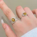 Vista detallada de anillos vintage de ojo de tigre plateados en los dedos de una mujer - Juego de Anillos / Conjunto de 2 piezas / Plateado