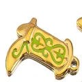 Nahaufnahme eines goldfarbenen Stiefel-Anhängers aus Edelstahl mit grüner Emaille für DIY-Schmuck - 15mm (5 Stk.) / Grün