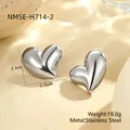 Elegante hochglanzpolierte herzförmige Ohrstecker aus Edelstahl mit Vintage-Glanz-Finish - 18K-Gold / Silberne Herzohrringe (NMSE-H714-2)