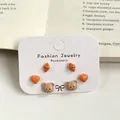Grazioso set di 3 paia di orecchini orso caramello e croissant con aghi d'argento - Vassoio per Dolci Orsetto (BER3)
