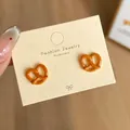Orecchini a perno a forma di pretzel al caramello con finitura lucida per donna - Pretzel al Caramello (BR03)