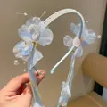 Elegante lichtblauwe bloemenhoofdband met parels en lange, sierlijke hangende linten. - Blauwe Bloemenstijl (14)