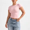 Vista frontal de una camiseta rosa de manga corta de corte entallado con cuello redondo - Rosa