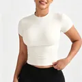 Primer plano de una camiseta blanca crema ajustada de cuello redondo y manga corta mujer. - Color Leche
