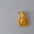 Lindo gorro de punto amarillo para bebé con un divertido diseño de cabeza de pato infantil - Circunferencia del gorro 40-48 cm (3-18 meses) / Ganso amarillo de cabeza grande de doble capa