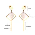 Détail rapproché de boucles d'oreilles géométriques en acier doré avec incrustation - Style de Gland en Coquille Rose Rhombe Carré (EA53010AG)