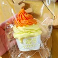 Gedetailleerde macro-opname van een oranje en geel ijsje squishy in verpakking - IJsje Squishy / Honing Oranje