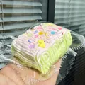Gedetailleerde opname van een zachte roomtaart squishy met kleurrijke sterretjes - Sterrensuiker Roomtaart Stijl / 160g Verpakking