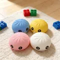 Vista ravvicinata di quattro colorati squishy a forma di panino al vapore carini. - 6.50cm / Xiao Long Bao Bianco Bolla