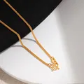 Vista dettagliata di una collana a catena di grano dorata con una classica chiusura a M. - Catena Chopin / 45cm