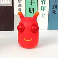 Rood stressverlichtend speelgoed in de vorm van een kever met een schattig lachend gezicht - Rood