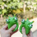 Groene rups squishy speelgoed met uitpuilende ogen voor stressverlichting en speelplezier - 1 Stuk / Groen
