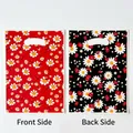 Vista detallada de bolsas de regalo de plástico con margaritas y mariquitas en rojo. - Estampado Gráfico / Paquete de 10