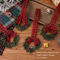 Kleine kerstkrans voor kasten met rood geruit lint en bessen, decoratie-item - Rood en zwart geruit