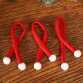 Lot décoratif de 3 mini écharpes de Noël rouges avec pompons blancs pour bouteilles - Mini Écharpe de Noël / Ensemble de 3