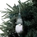 Ornement de gnome de Noël tricoté vert et blanc suspendu à un sapin festif - Géométrique Vert et Blanc
