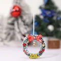 Mini corona de Navidad verde nevada con un lazo rojo y un pequeño cascabel dorado colgante - Estilo A (8cm de Diámetro) / Estilo Campana