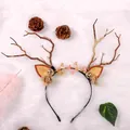 Vista detallada de una diadema de cuernos de reno con campanas y detalles florales - Diadema de Cuerno de Reno de Navidad Exagerada Mediana