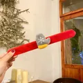 Pulsera de felpa roja festiva con un lindo adorno de guante de nieve gris y amarillo. - Estilo G (Guante de Navidad)
