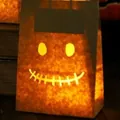 Leuchtende Halloween-Papiertüte mit einem gruseligen Jack-O'-Lantern-Lächeln Design - Stil A