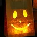Leuchtende Halloween-Papiertüte mit Gruselgesicht für Geschenke und Süßigkeiten. - Stil B