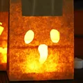 Stimmungsvolle Halloween Lichttüte aus Papier mit Geistergesicht-Ausschnitt für Party-Deko - Stil D