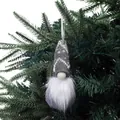 Grijze gebreide kerstkabouter hanger met witte pluizige baard - Grijs wit textuur