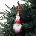 Ornement de gnome de Noël fait main avec un chapeau tricoté rouge accroché au sapin - Rouge et Blanc