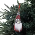 Ornement de gnome de Noël sans visage fait main suspendu à une branche de pin - Patchwork Rouge Gris