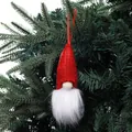 Bel ornement de gnome de Noël à bonnet rouge tricoté suspendu à un sapin de Noël - Texture Grosse Rouge