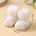 Charmante weiß gestrickte Weihnachtsstiefel-Anhänger mit Pelzbesatz und Pailletten - Gestrickte Weihnachtsstiefel / Weiß