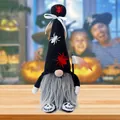 Halloween pluche kabouter met spinnenhoed en zeis op een houten tafelblad - Zwarte Spin Stijl / Zwarte Hoed Spin