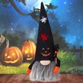 Gnomo luminoso de Halloween con araña y sombrero de calabaza para decoración festiva - Pieza Única / Gnomo con Sombrero de Calabaza y Araña Negra