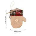Weihnachtlicher Jutehandschuh-Anhänger mit Knopf und Karomuster, Größe 9,5x8,5 cm. - Kleiner Fäustling