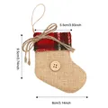 Miniatur-Weihnachtssocke aus Jute mit Karomuster und dekorativem Knopfdetail-Anhänger - Weihnachtssocke