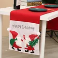 Feestelijke rode en witte kersttafelloper met schattige gnomes en Merry Christmas tekst - Witte Fluweel Kerstman Tafel Runner