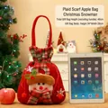 Rode kerstcadeautas met een schattig sneeuwpopontwerp en details van een ruitjes sjaal - Sneeuwpop met sjaal / 46x26cm / Rood