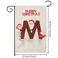 Bandiera da giardino natalizia con Babbo Natale e lettera M, tessuto di lino - M (Tre Babbo Natale) / 30.5x45.5cm