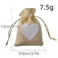 Sacchetto regalo in iuta con cuore bianco e dimensioni dettagliate del prodotto - Cachi